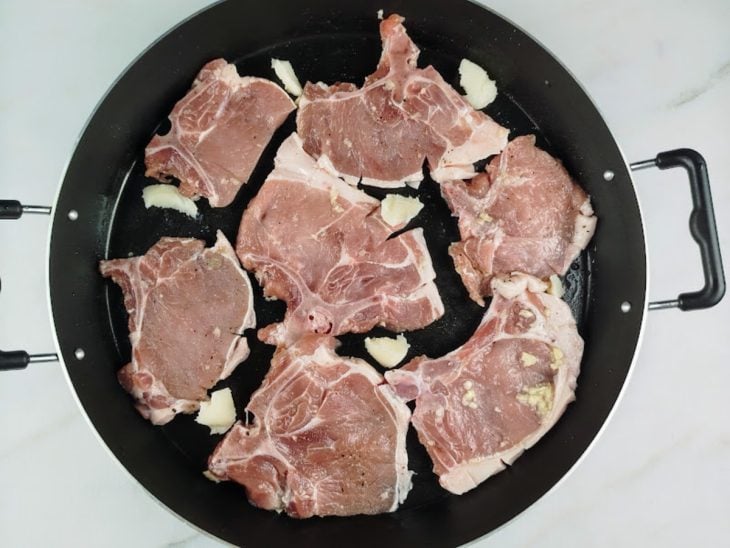 Banha adicionada na frigideira.