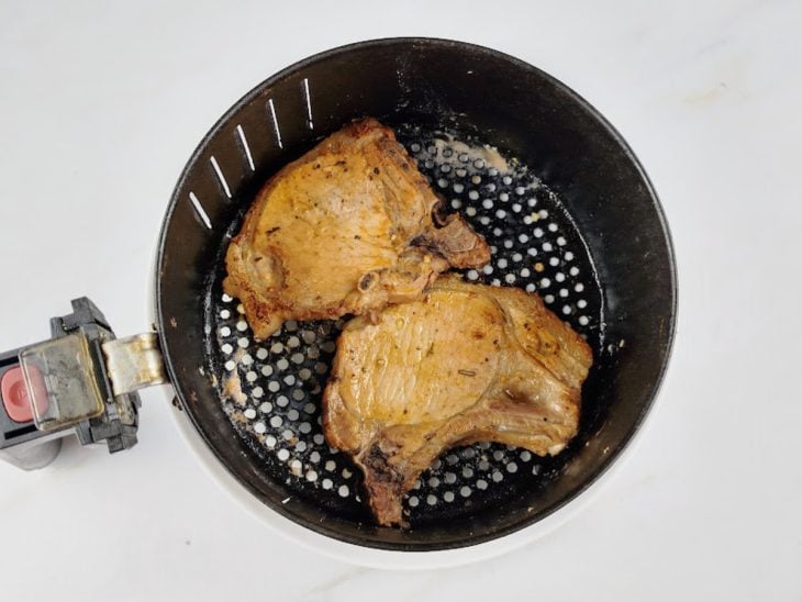 Bistecas viradas no cesto da Air Fryer após 10 minutos.