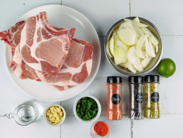 Ingredientes reunidos em uma bancada.