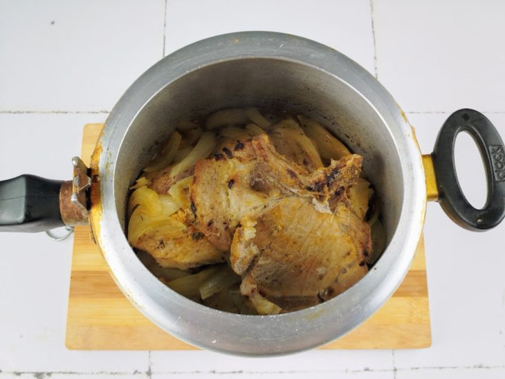 Panela de pressão no fogo.