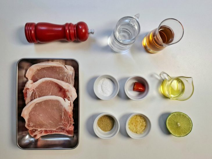 Uma bancada com os ingredientes da receita.
