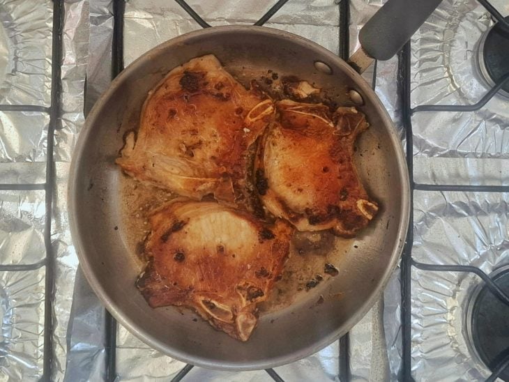 Bistecas a fritar na frigideira.
