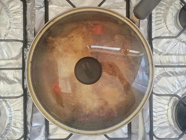 Frigideira com as bistecas e o molho tampada.