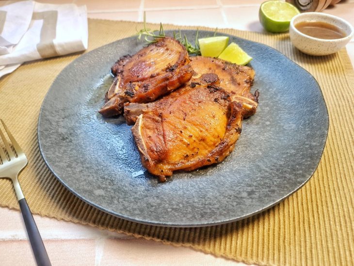 Um prato com bisteca suína.