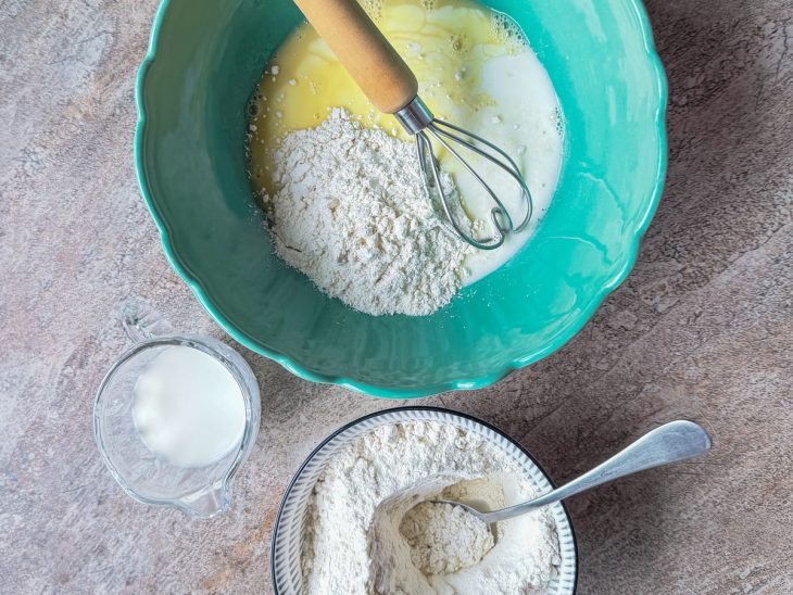 Porção de farinha e leite adicionados na tigela.