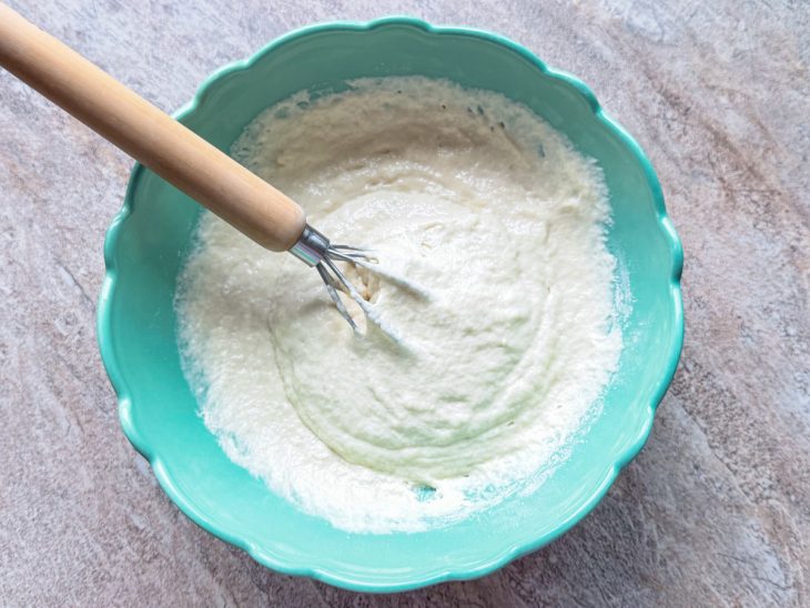 Fermento e sal adicionados na massa.