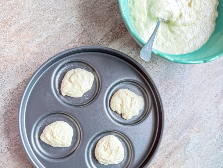 Porção da massa disposta na frigideira.