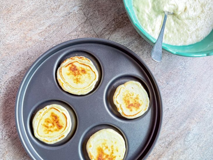Blinis virados, com a parte de baixo dourada.