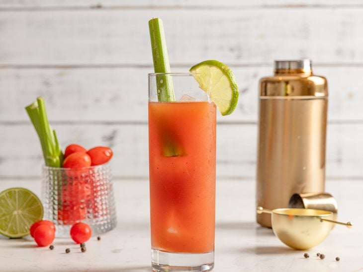 Um copo contendo Bloody Mary.