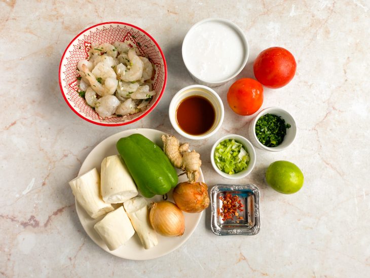 Ingredientes sepadados sobre a bancada.