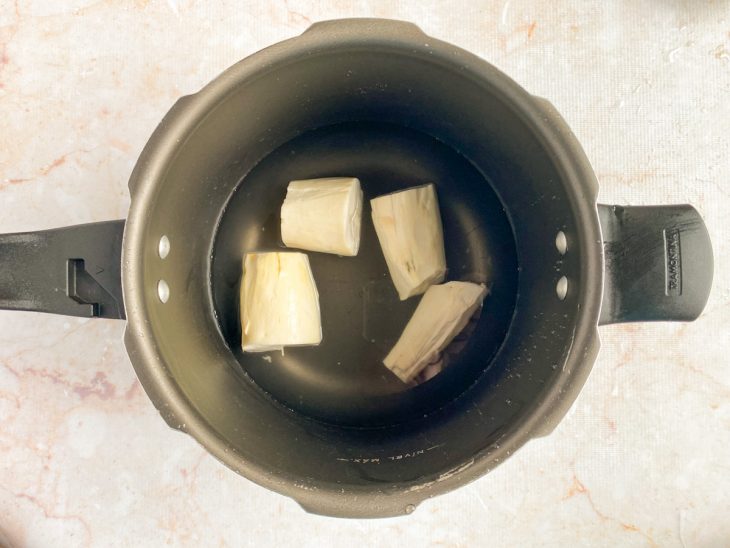 Macaxeira cozinhando.