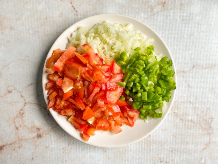 Ingredientes cortados em cubinhos.