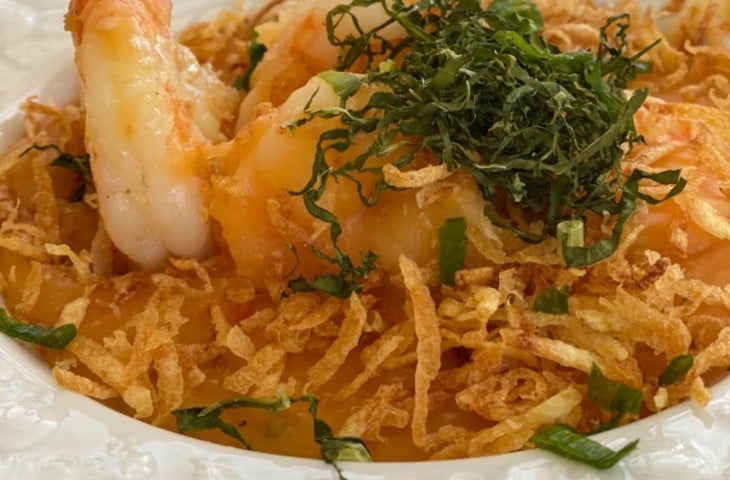 Bobó de camarão com batata palha