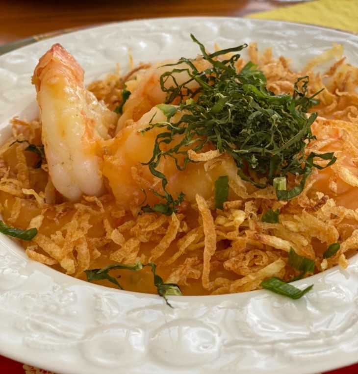 Bobó de camarão com batata palha