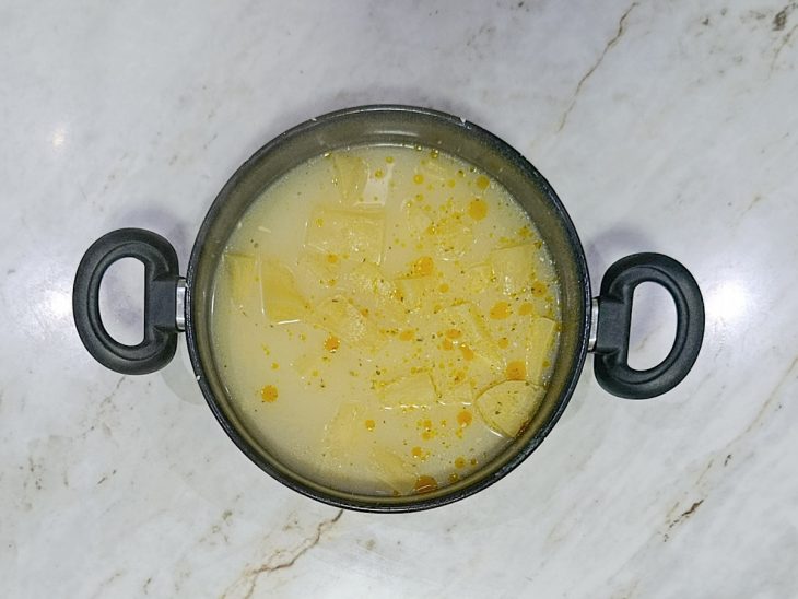 Ingredientes cozidos em água numa panela.