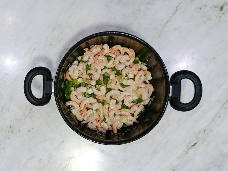 Camarões refogados na panela.