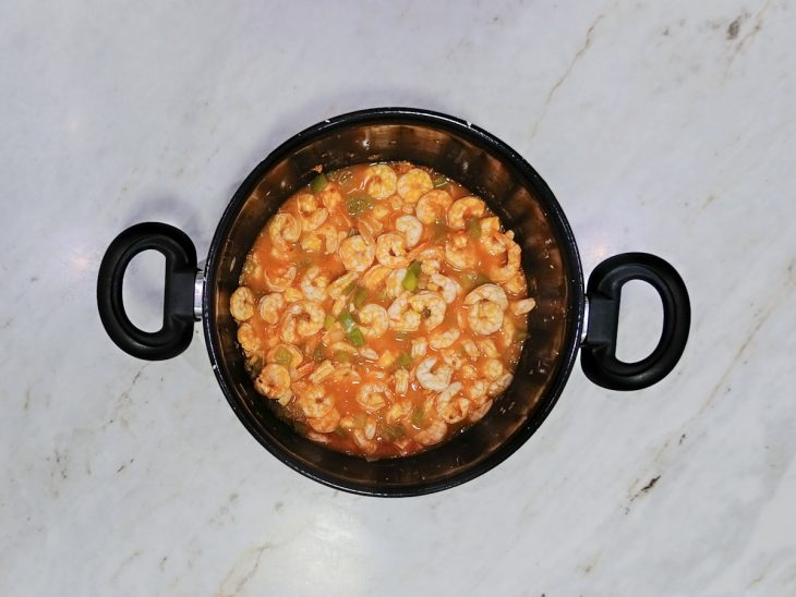 Molho de tomate adicionado na panela.