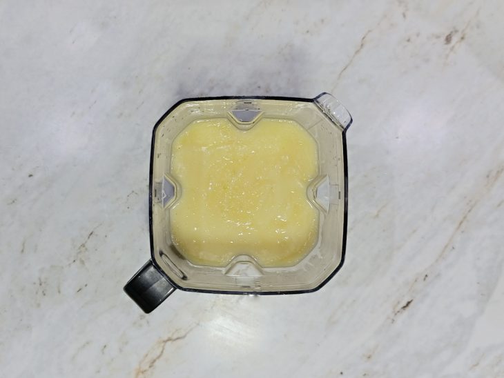 Ingredientes batidos no liquidificador.