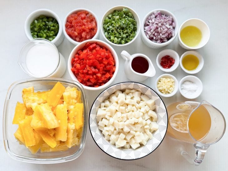 Ingredientes organizados na bancada.