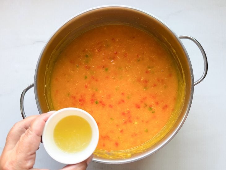 Mistura cozinhando e sendo mexida.