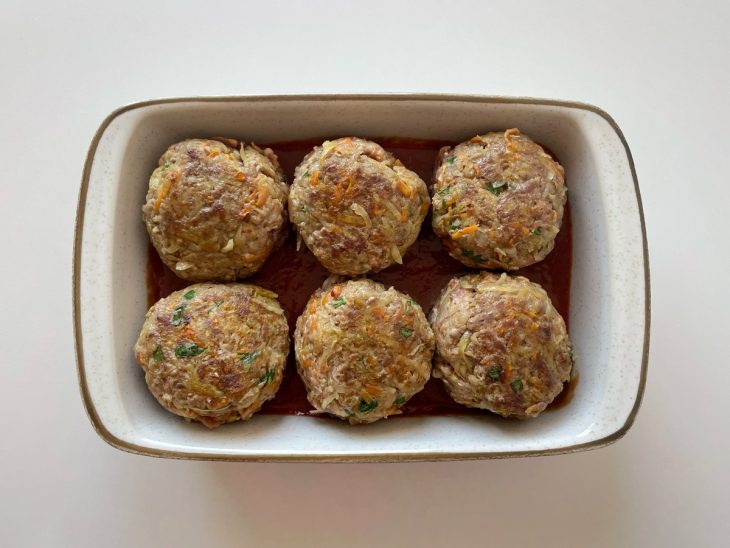 Bolas de carne transferidas para o refratário.