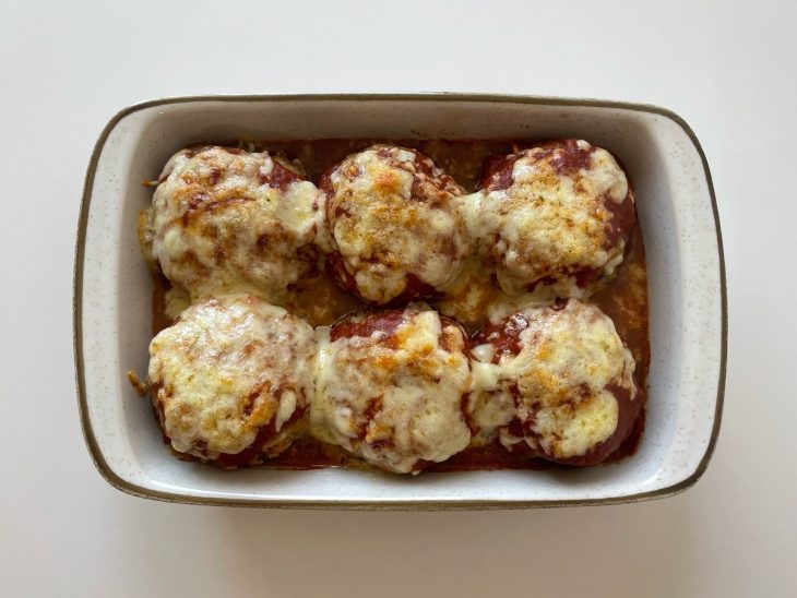 Bolas de carne após tempo de forno, queijo gratinado.