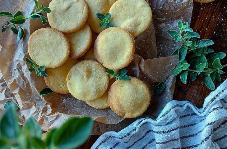 Bolacha de fubá e orégano