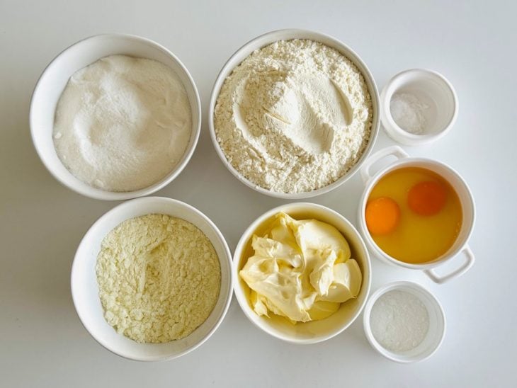 Ingredientes reunidos na bancada,