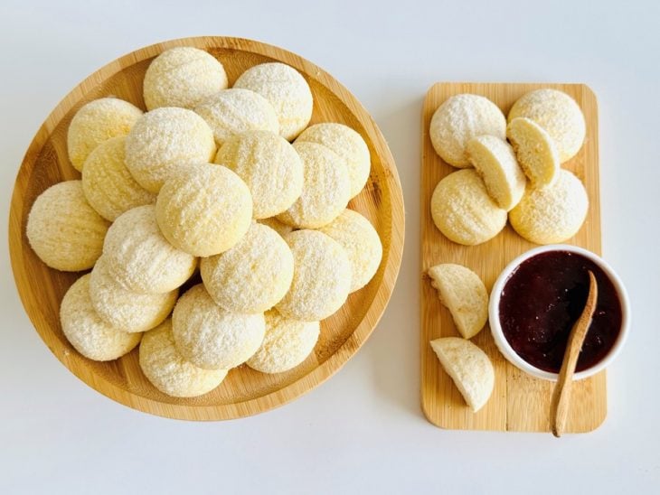 Bolachas prontas e servidas.