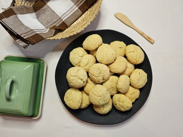 Um recipiente com diversas bolachas mineiras.