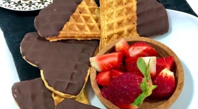 Bolacha waffle de morango com chocolate