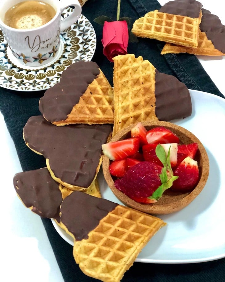 Bolacha waffle de morango com chocolate