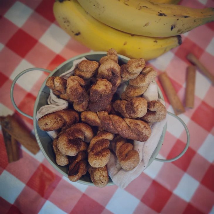 Biscoitos simples de aveia e banana