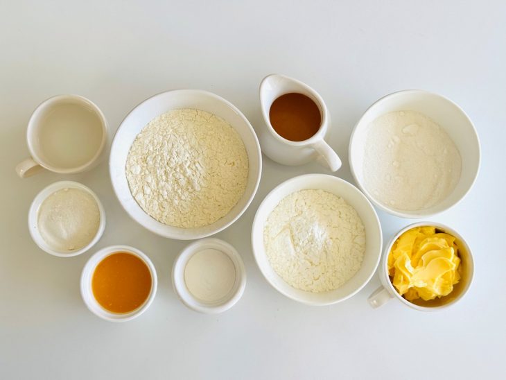 Ingredientes reunidos na bancada.