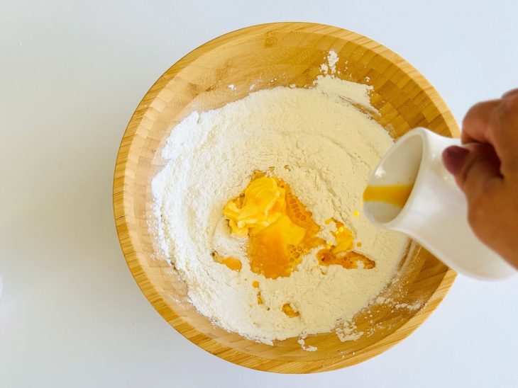 Ingredientes sendo adicionados numa tigela.