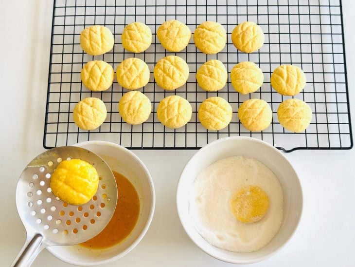 Bolachinhas mergulhadas na calda e no açúcar.