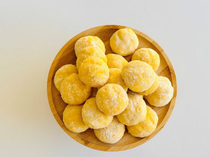 Bolachinhas prontas e servida em prato.