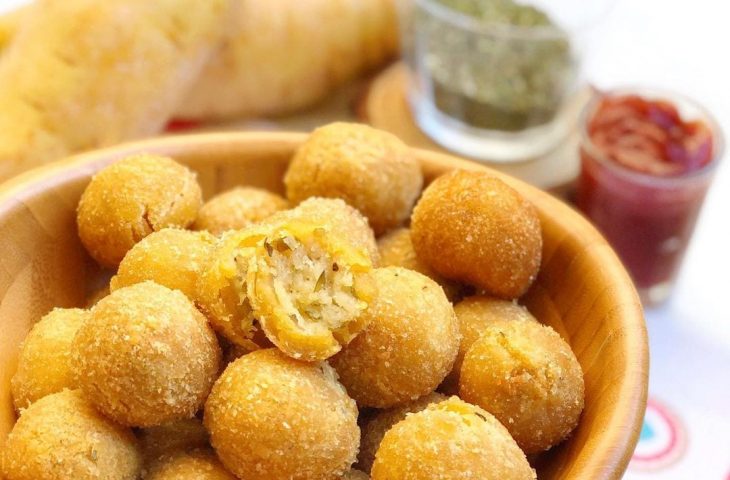 Bolinha de mandioquinha com parmesão