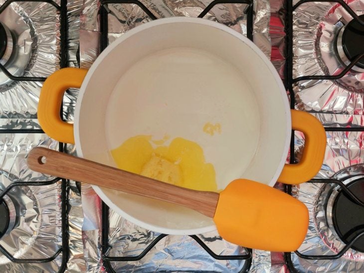 Uma panela com a mistura de leite e manteiga.