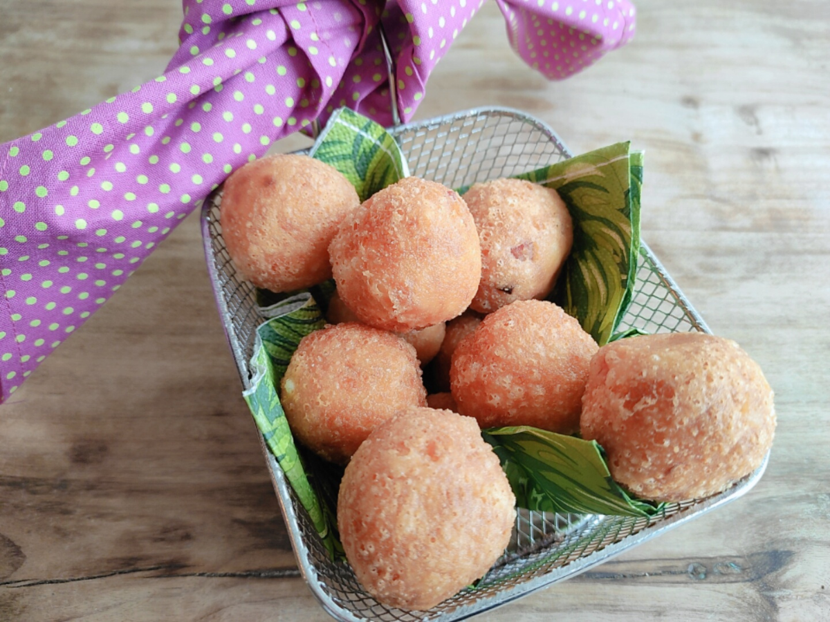 Bolinha de queijo com bacon fácil