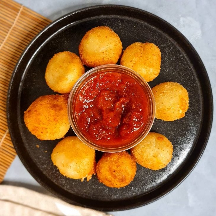 Bolinha de queijo com massa de batata