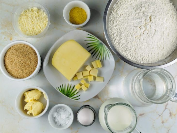 Ingredientes para a receita reunidos em uma bancada.