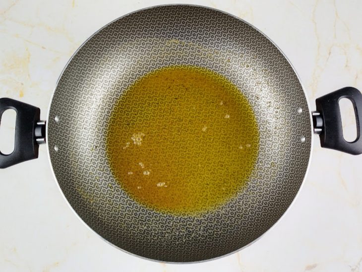 Margarina derretida e caldo de galinha em uma panela.