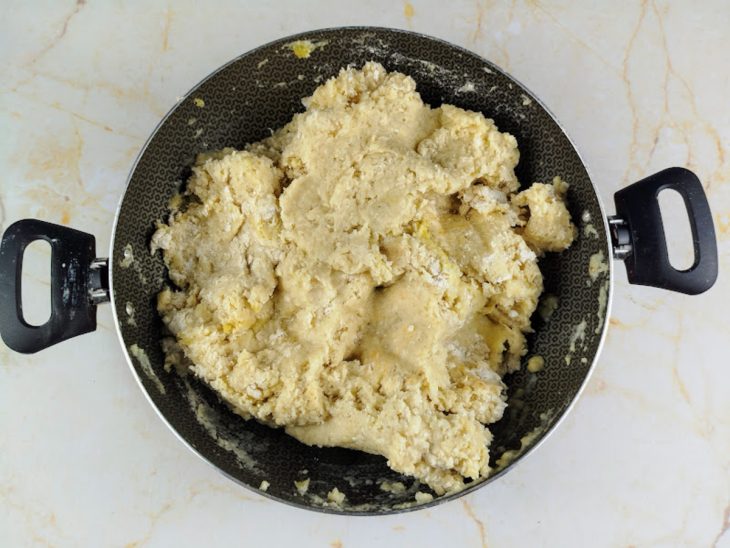 Farinha de trigo adicionada na panela.