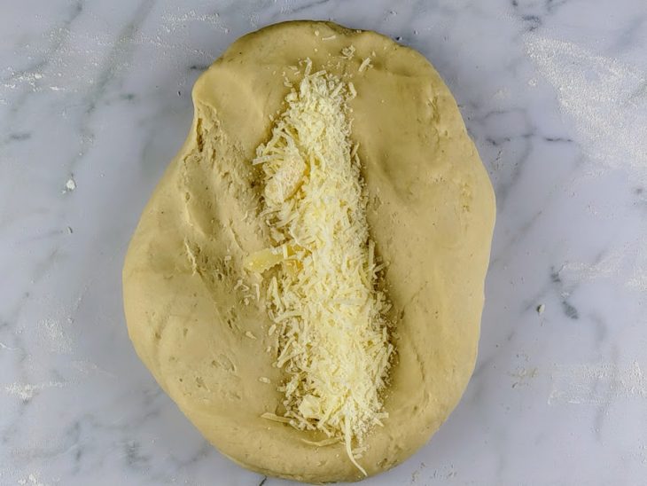 Parmesão ralado adicionado na massa.