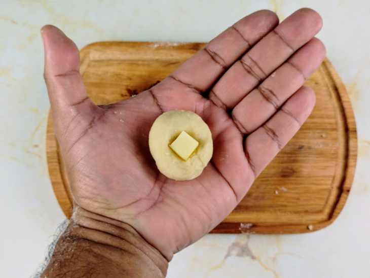 Queijo colocado sobre a massa.