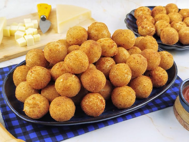 Bolinhas de queijo prontas para consumo.