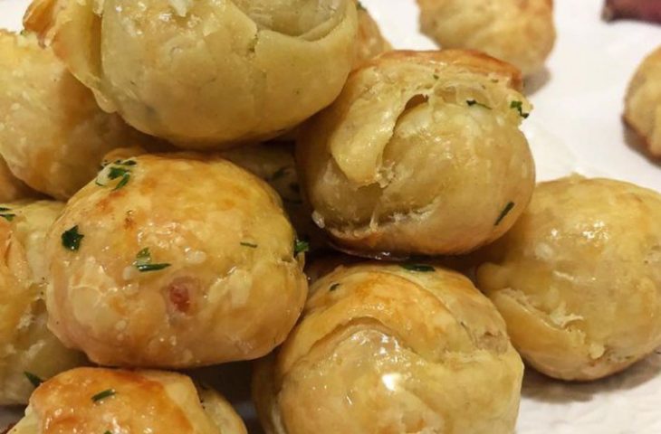 Bolinha de queijo folhada