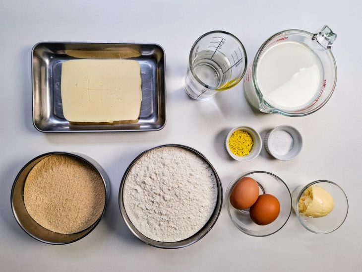 Ingredientes reunidos em uma bancada.