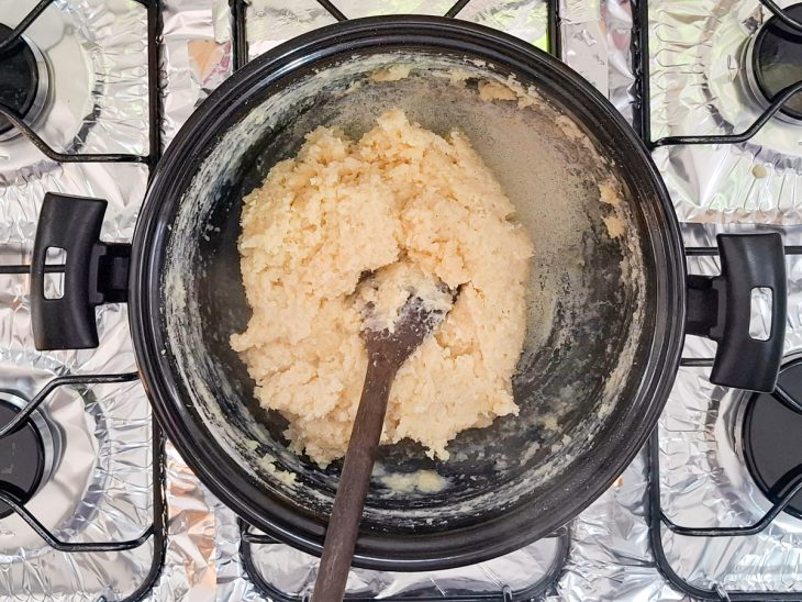 Massa cozinhando e engrossando na panela.